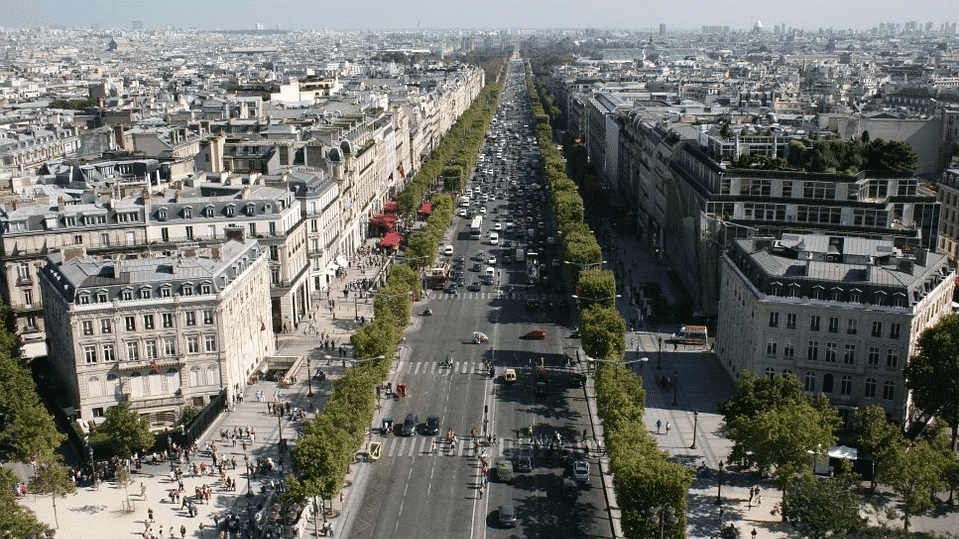 Gaming clubs abound near the Champs-Élysées