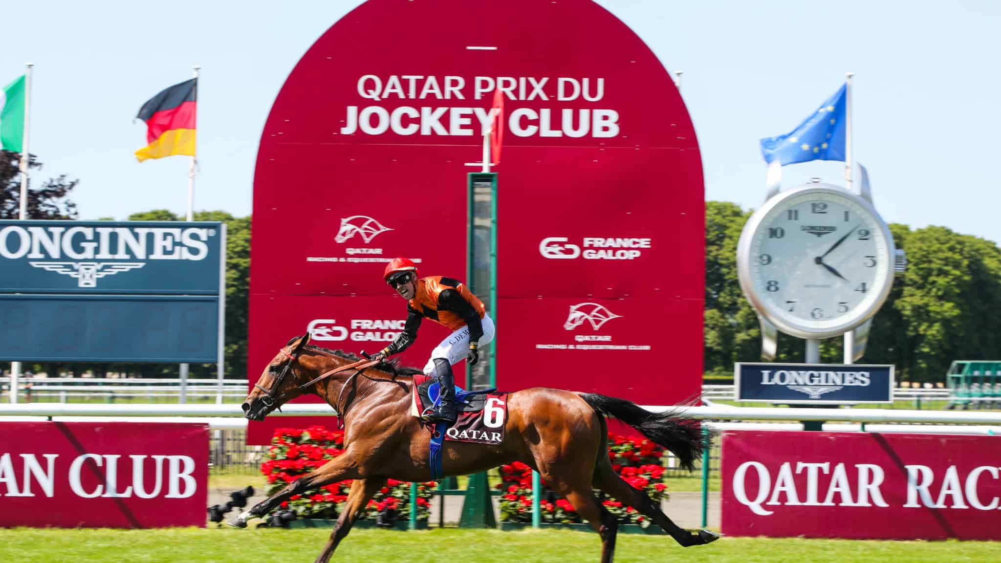 Qatar arc de triomphe longchamp hotsell